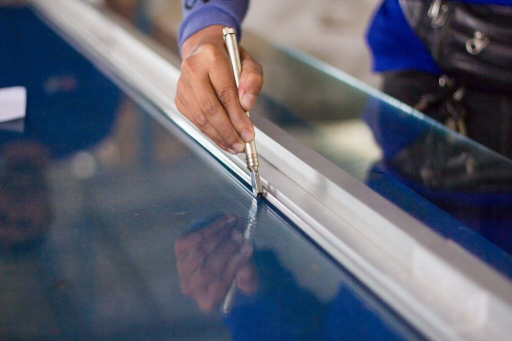 How To Cut Plexiglass - Glass Genius