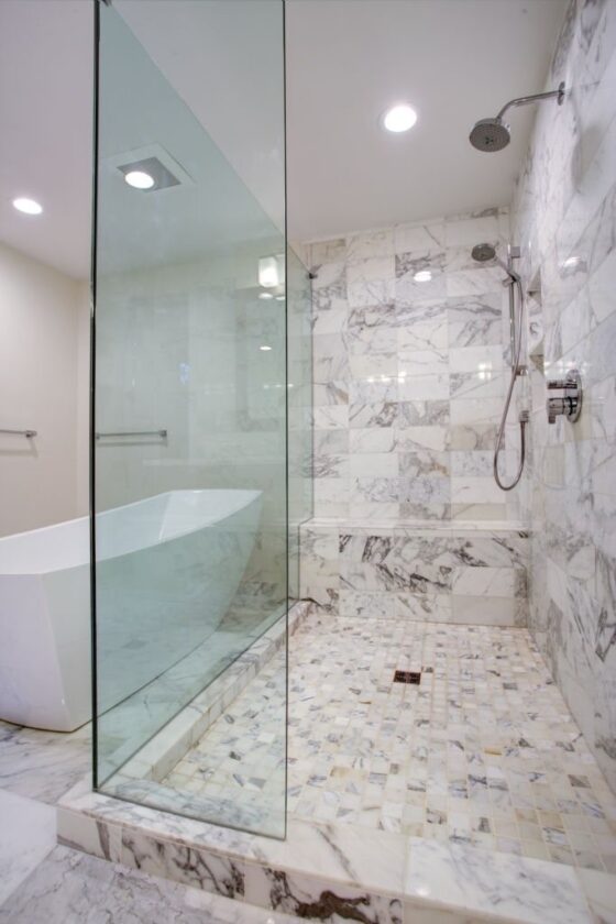 8 Stunning Doorless Walk In Shower Ideas | Glass Genius