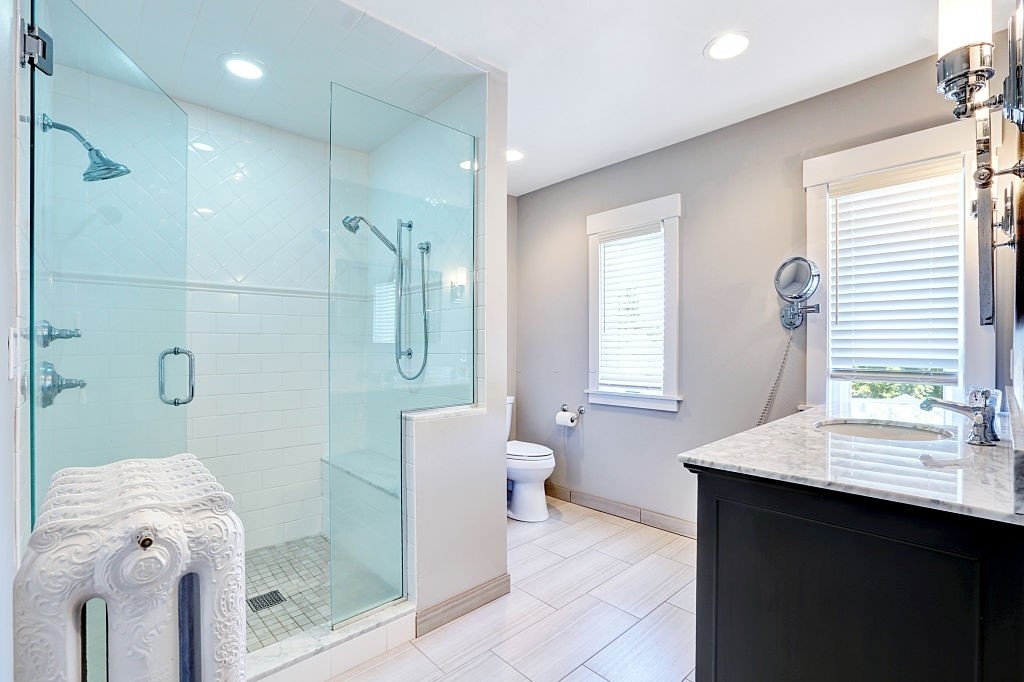 https://www.glassgenius.com/blog/wp-content/uploads/2022/08/clear-shower-glass-doors.jpg