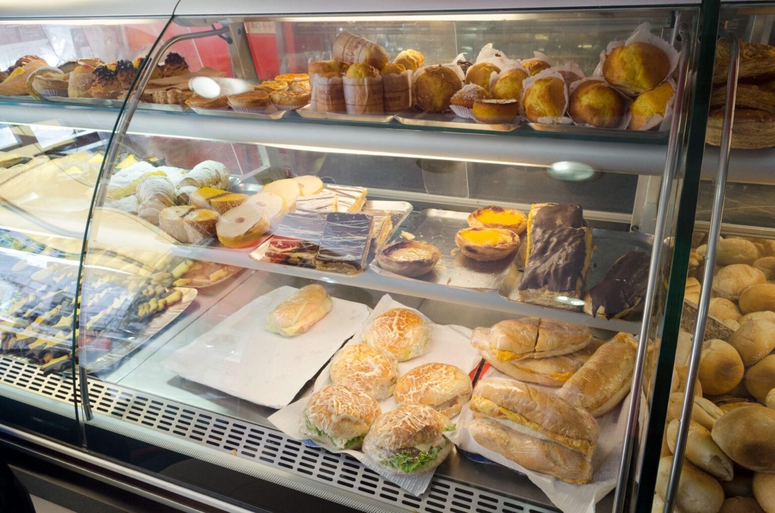 How to Build Bakery Display Cases? Glass Genius